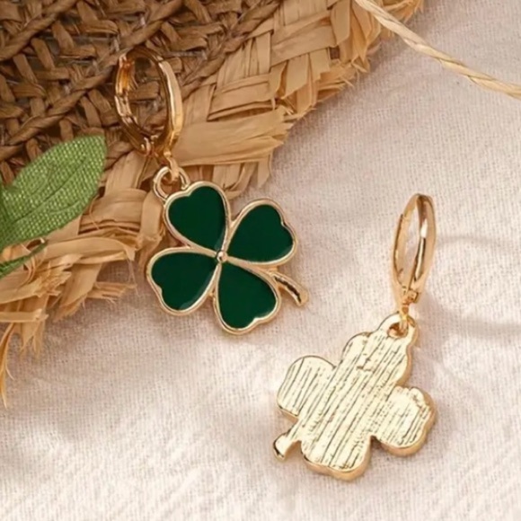 ✨Modcloth Paddy Green Shamrock Earrings - Picture 4 of 7